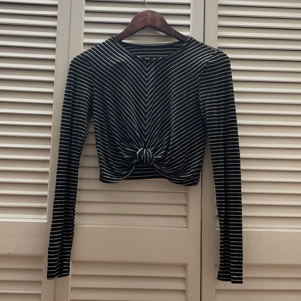 Black and White Stripped Fitted Long Sleeve Crop Top
